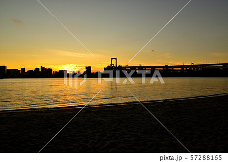 お台場海浜公園からのレインボーブリッジの夕景 お台場海浜公園からのレインボーブリッジの夕景 57288165