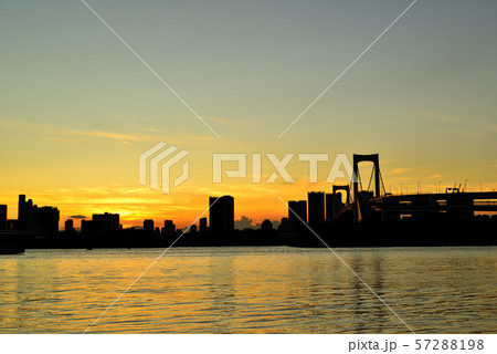 お台場海浜公園からのレインボーブリッジの夕景 お台場海浜公園からのレインボーブリッジの夕景 57288198