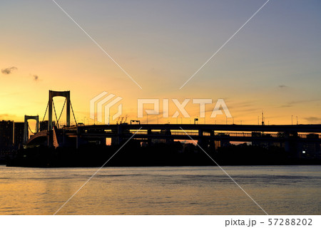 お台場海浜公園からのレインボーブリッジの夕景 57288202