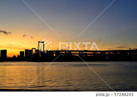 お台場海浜公園からのレインボーブリッジの夕景 お台場海浜公園からのレインボーブリッジの夕景 57288203