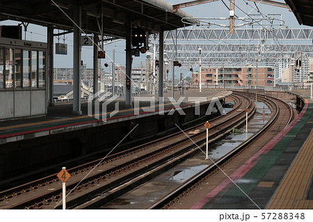 都会の電車の駅 都会の電車の駅 57288348