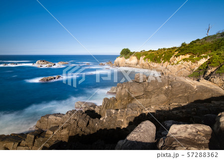 涛波岐埼　絶壁に太平洋から打ち寄せる波 57288362