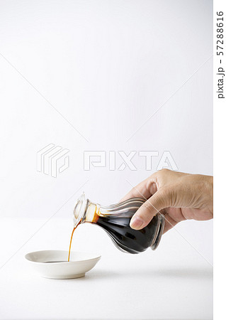 醤油を注ぐ 57288616
