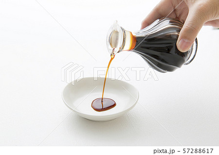 醤油を注ぐ 57288617