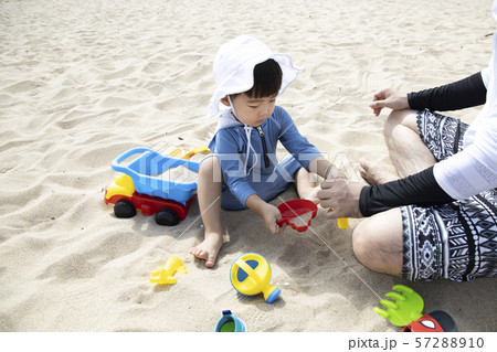 砂 おもちゃ 子供の写真素材
