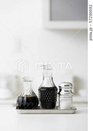 キッチンの醤油差し 57290092