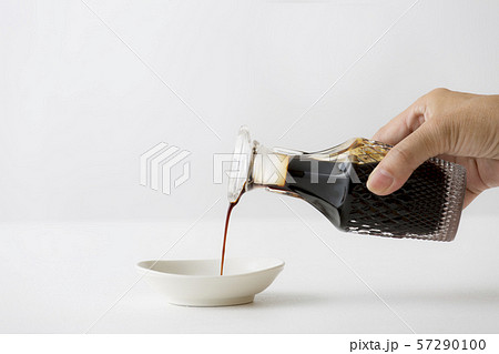 ソースを注ぐ 57290100