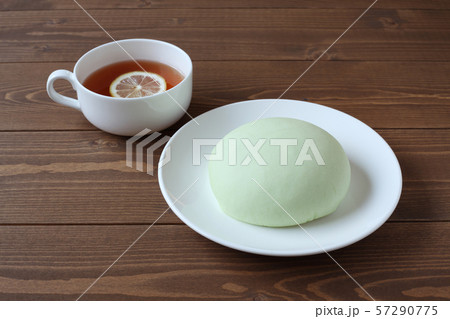 お皿にのせた メロン パン レモンティー 木のテーブル お皿にのせた メロン パン レモンティー 木のテーブル 57290775