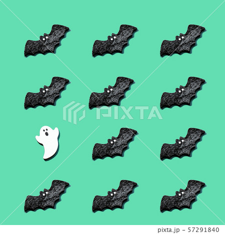 緑バックに黒いコウモリをたくさん並べました　一つだけ白いオバケ 57291840