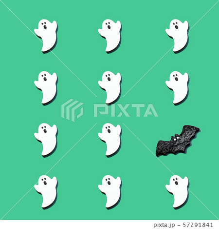 緑バックに白いオバケをたくさん並べました　一つだけ黒のコウモリ 57291841