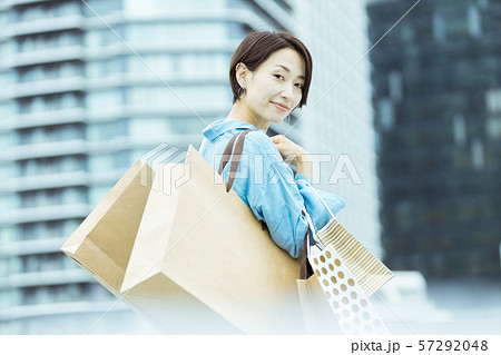 女性 ショッピング 買い物 女性 ショッピング 買い物 57292048
