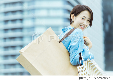 女性 ショッピング 買い物 女性 ショッピング 買い物 57292057