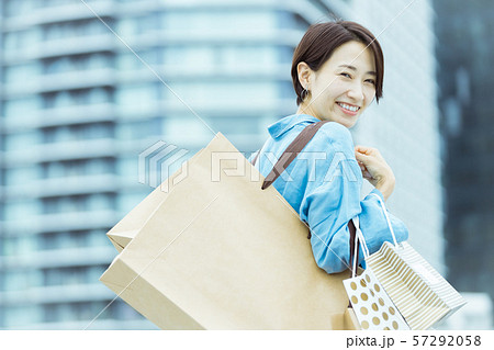 女性 ショッピング 買い物 女性 ショッピング 買い物 57292058