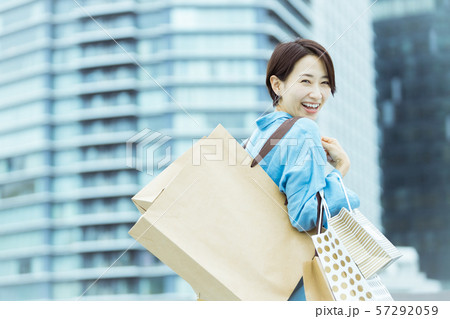 女性　ショッピング　買い物 57292059
