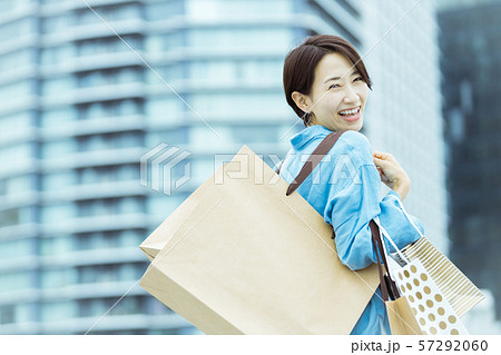 女性 ショッピング 買い物 女性 ショッピング 買い物 57292060