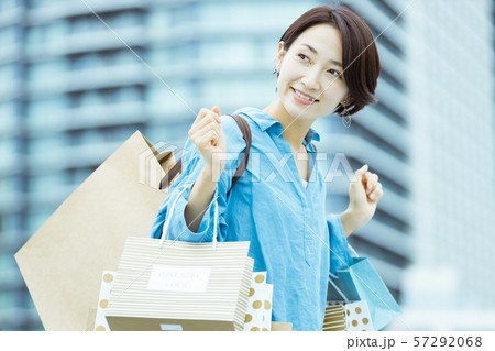 女性 ショッピング 買い物 女性 ショッピング 買い物 57292068