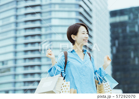 女性 ショッピング 買い物 女性 ショッピング 買い物 57292070