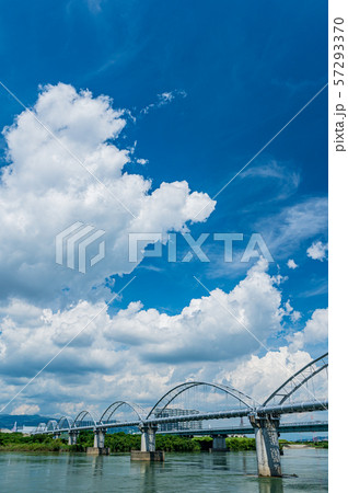 淀川を渡る水管橋 57293370