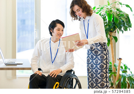 車椅子 ビジネス ミーティング 車椅子 ビジネス ミーティング 57294385