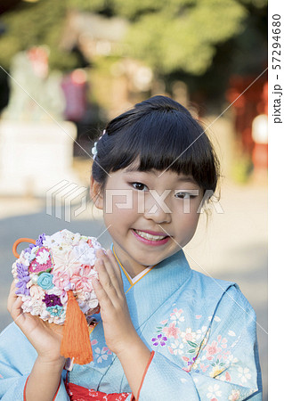 ボールブーケを持つ着物姿女の子　七五三詣り 57294680