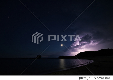 夏の志摩半島　月と雷光のあずり浜 57298308