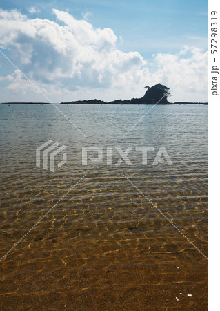 夏の志摩半島 あずり浜のすずめ島と海 夏の志摩半島 あずり浜のすずめ島と海 57298319