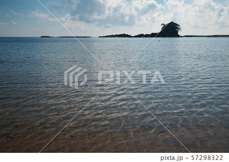 夏の志摩半島　あずり浜のすずめ島と海 57298322