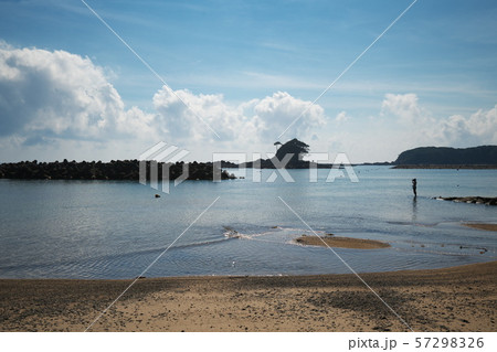 夏の志摩半島　あずり浜のすずめ島と海 57298326