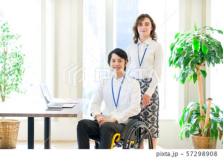 車椅子 ビジネス オフィス風景 車椅子 ビジネス オフィス風景 57298908