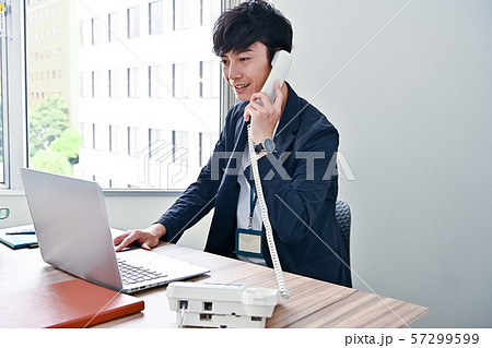 電話対応する男性 電話対応する男性 57299599