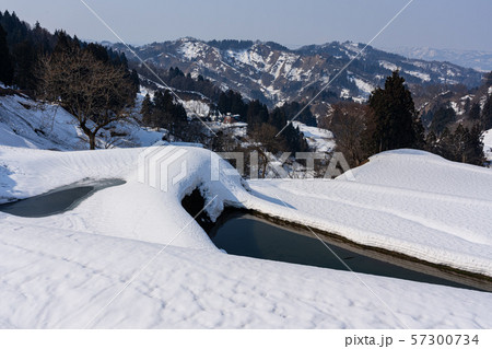 雪深い棚田 57300734