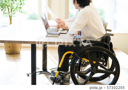 車椅子 ビジネス オフィス風景 顔無し 57302205