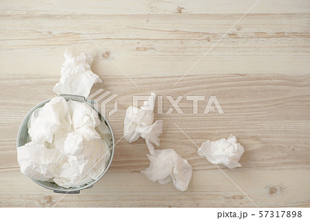 ティッシュのごみ　ごみ、風邪、鼻水、花粉症などのイメージ。その他にも化粧直しなどのイメージ。 57317898