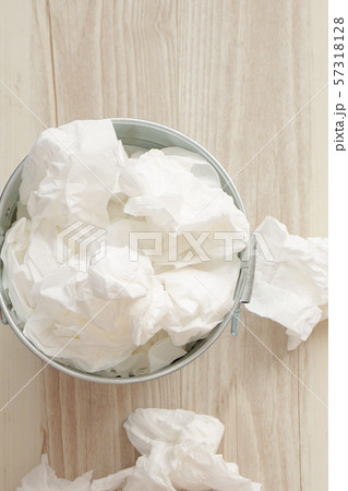 ティッシュのごみ ごみ、風邪、鼻水、花粉症などのイメージ。その他にも化粧直しなどのイメージ。 ティッシュのごみ ごみ、風邪、鼻水、花粉症などのイメージ。その他にも化粧直しなどのイメージ。 57318128