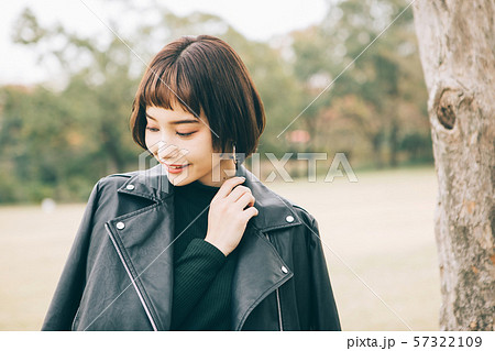 冬服の若い女性 57322109