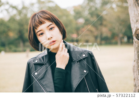 冬服の若い女性 57322112