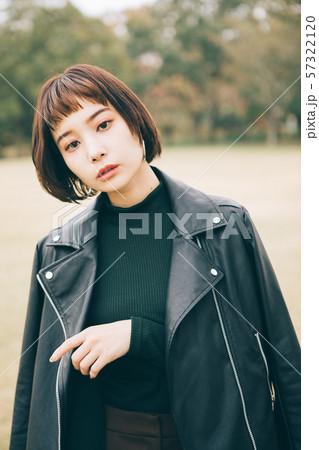 冬服の若い女性 冬服の若い女性 57322120
