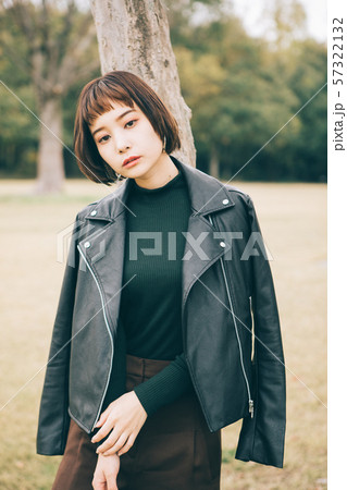 冬服の若い女性 冬服の若い女性 57322132