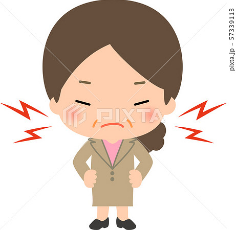 スーツを着た威圧的な中年女性 57339113