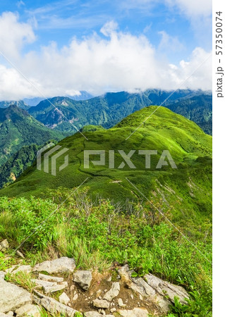 雨飾山登山 (雨飾山山頂から笹平の眺め) 雨飾山登山 (雨飾山山頂から笹平の眺め) 57350074