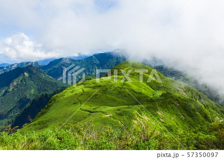 雨飾山登山 （雨飾山山頂から笹平の眺め） 57350097