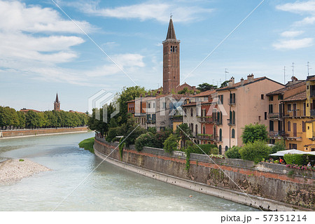 世界文化遺産　ヴェローナの街並み　イタリア 57351214