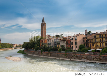 世界文化遺産 ヴェローナの街並み イタリアの写真素材 [57351215] - PIXTA