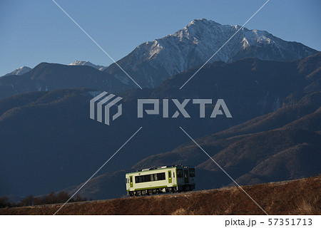 北杜市小淵沢町、冬の甲斐駒ヶ岳をバックに小海線築堤を行く一両の列車 北杜市小淵沢町、冬の甲斐駒ヶ岳をバックに小海線築堤を行く一両の列車 57351713