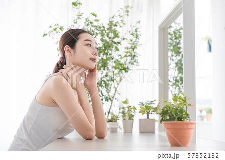 鏡で肌をチェックする女性 57352132