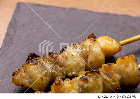 焼鳥・ぼんじり串(塩焼き)。スレートプレート上。 57352346
