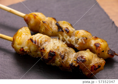 焼鳥・ぼんじり串(塩焼き)。スレートプレート上に2本。 焼鳥・ぼんじり串(塩焼き)。スレートプレート上に2本。 57352347