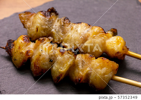 焼鳥・ぼんじり串(塩焼き)。スレートプレート上に2本。 57352349
