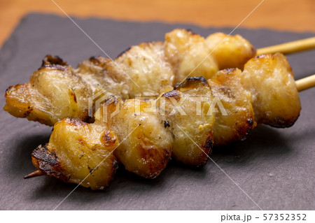 焼鳥・ぼんじり串(塩焼き)。スレートプレート上に2本。 57352352