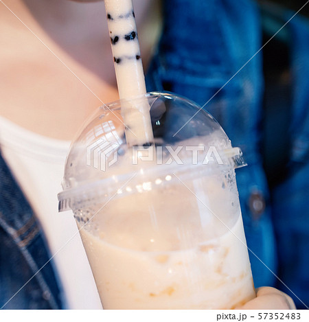 タピオカミルクティー 台湾 飲み物 タピオカ 57352483